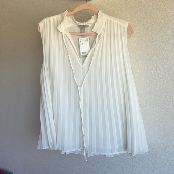 H&M Pleated Sleeveless Blouse - Size Medium - Picture 1 of 3